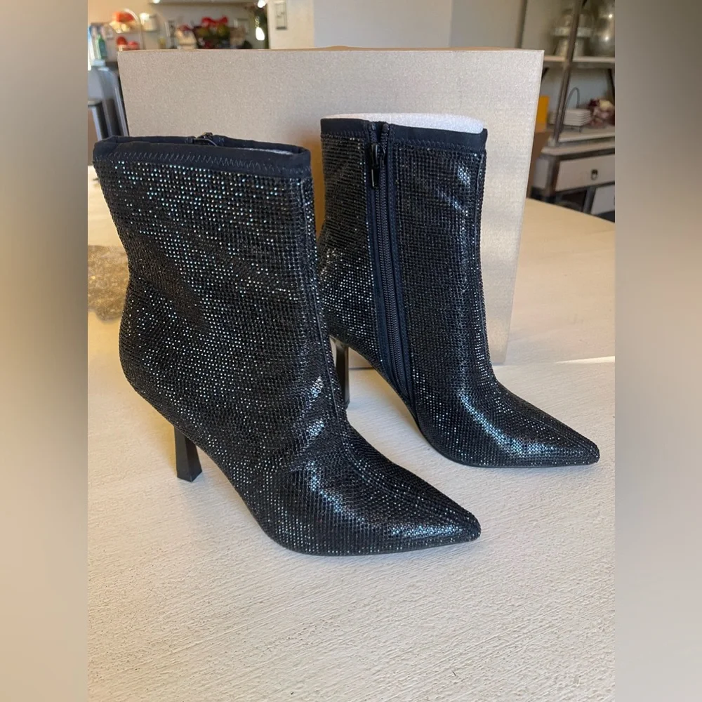 New in‎ box Steve Madden boots Size 8 black rhinestone heeled  booties 🖤🖤